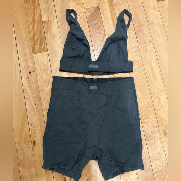 SKIMS plunge bralette - Picture 3 of 4